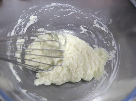 千秋紋鳳梨醬夾心蛋糕，松軟香甜比買的好吃實惠，5個雞蛋就能烤一大盤蛋糕